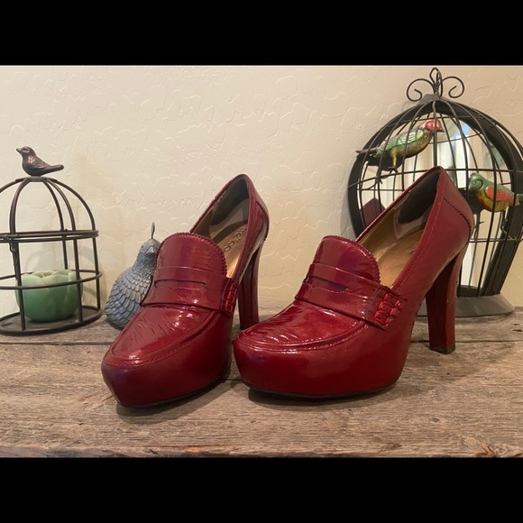 Me Too red patent leather loafer style pumps - Picture 3 of 11